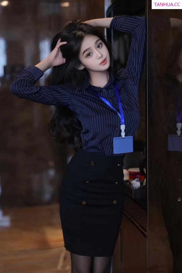   [XiuRen]高清写真图 2024.04.11 No.8373 王心悦 OL制服第36张图片